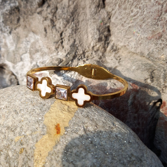 Golden Clover Elegance Bracelet
